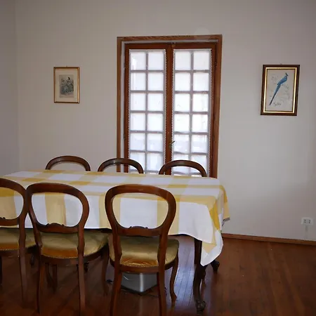 Stone House - Location Yellow * Viu